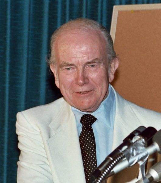 ملف:Milton Caniff cropped.jpg