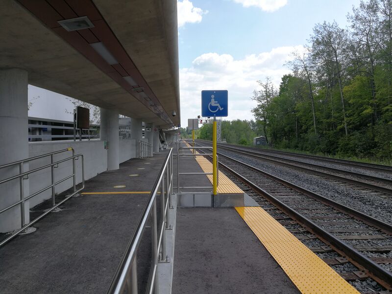 ملف:Bloomington GO platform.jpg