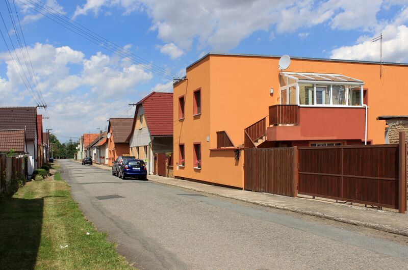 ملف:Drobovice, side street.jpg