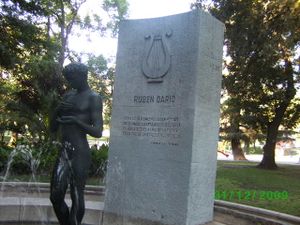 Monumento a Ruben Darío en Parque Forestal, Santiago de Chile.JPG