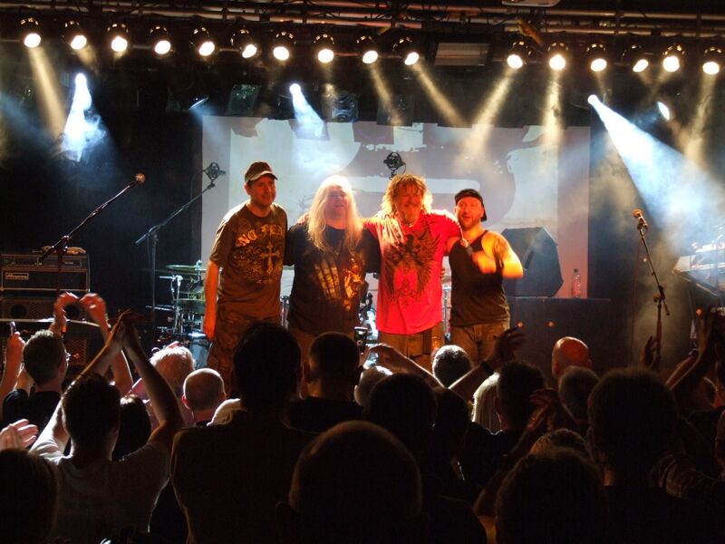 ملف:Pendragon 2010 after concert.JPG