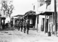 القوات البريطانية تبحث عن المتظاهرين في القطاع الجنوبي الغربي من الإسماعيلية، مصر، 19 يناير 1952، بعد اندلاع موجة عنف في المنطقة، سقط أثنائها جنديين وراهبة، وأصيب عشرة جنود.