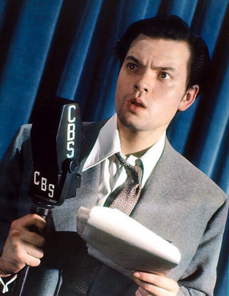 ملف:Orson-Welles-CBS-Radio-Studio-1938.jpg