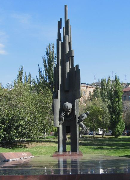 ملف:Yerevan Y Charents monument.jpg