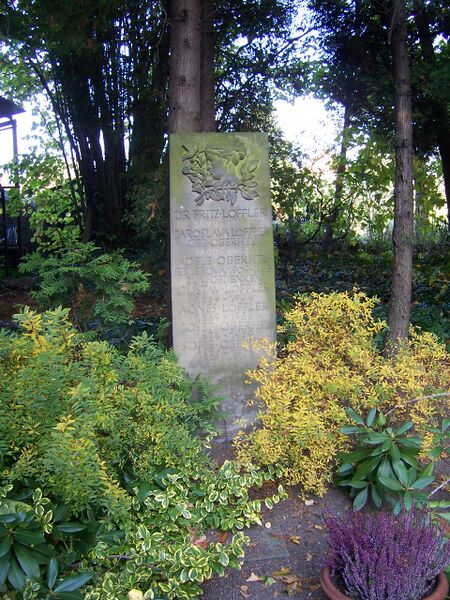 ملف:Fritz Löffler Grab.JPG