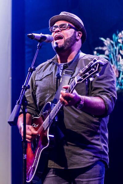 ملف:Israel Houghton (cropped).jpeg