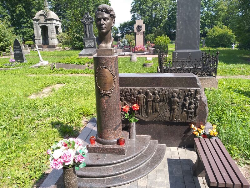 ملف:Могила спортсмена Юрия Тюкалова.jpg