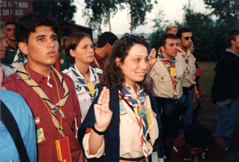 ملف:1996-Rover Moot-Fahnengruß.jpg