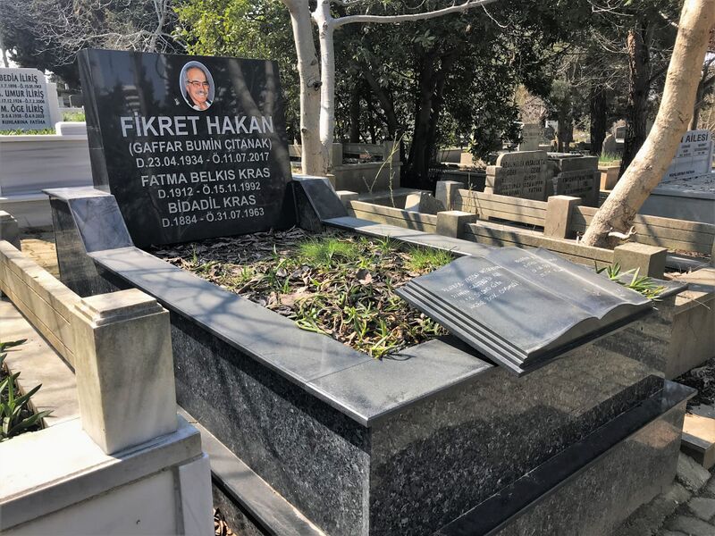 ملف:Grave of Fikret Hakan.jpg
