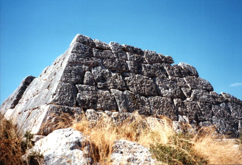 ملف:Pyramide von Hellinikon.jpg