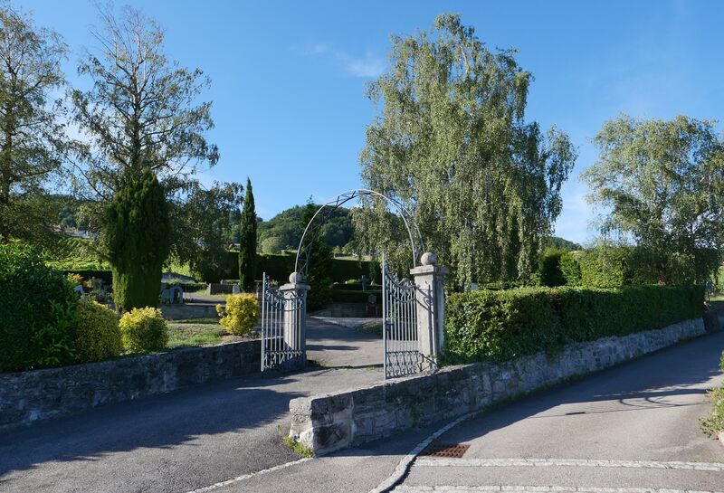 ملف:EntranceCimetiereDeMontSurRolle RomanDeckert09072022.jpg