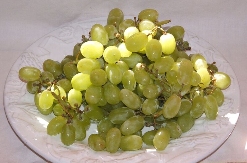 ملف:Thompson seedless grapes.JPG