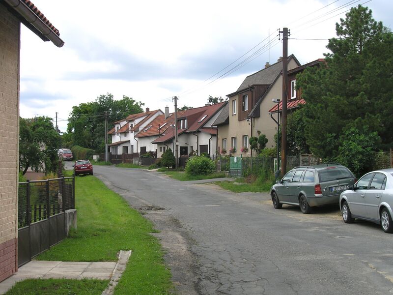 ملف:Mnichovice, Božkov, Nádražní str.jpg