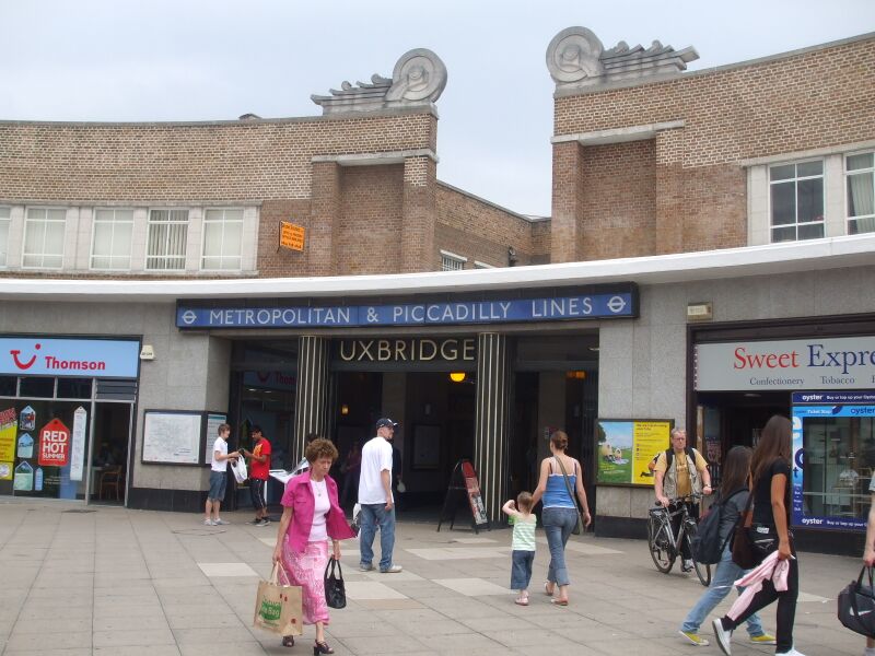 ملف:Uxbridge station entrance.JPG