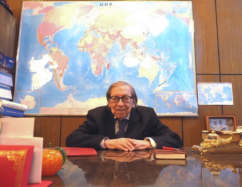 ملف:Ясен Засурский.jpg