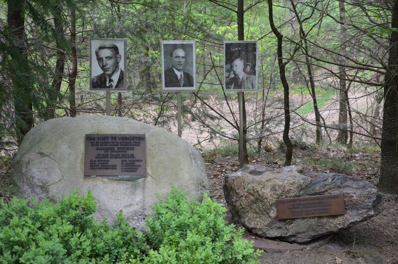 ملف:Gedenkstenen Haarlerweg Espelo.jpg