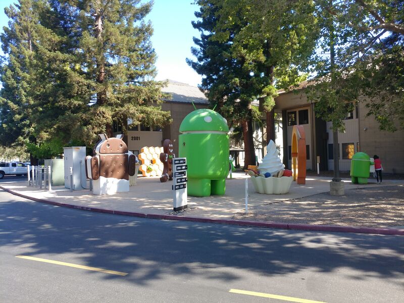 ملف:Android sculptures.jpg