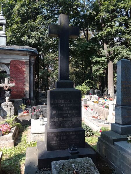 ملف:Grób Artura Bartelsa.jpg