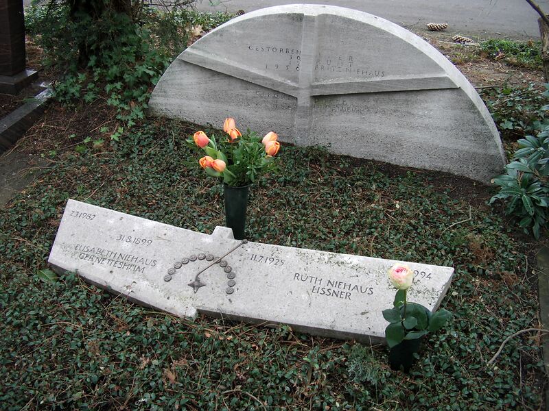 ملف:Ruth Friedhof Beuys 002.JPG