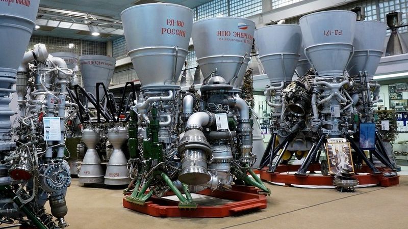 ملف:RD-180 rocket engine (left) and the RD-171MV rocket engine (right).jpg