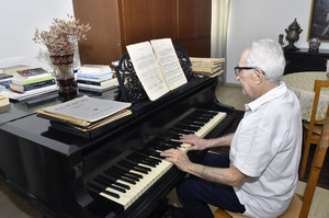 جورج قرم يعزف على البيانو