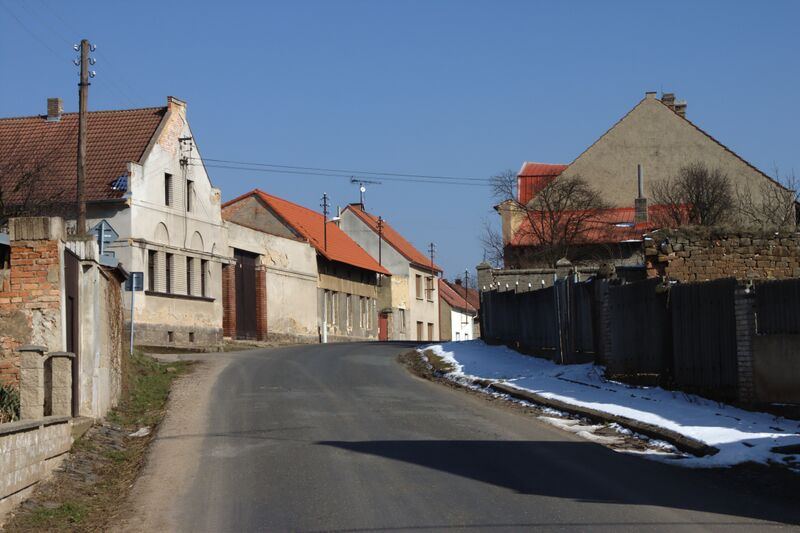 ملف:Klobuky, Čeradice, cesta.jpg