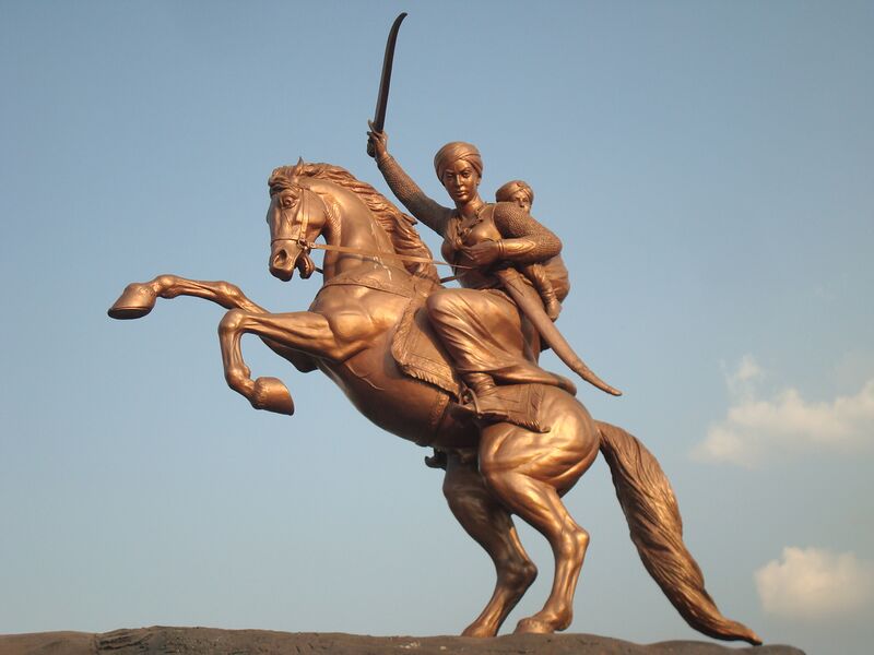 ملف:Laxmibai's statue in Solapur.JPG