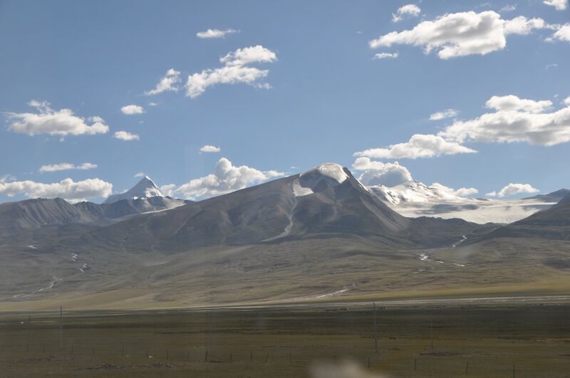 ملف:Nyainqentanglha from Qingzang Railway.jpg