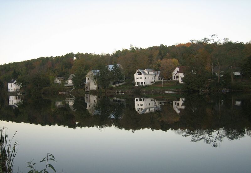 ملف:Sunset Lake in Brookfield.jpg