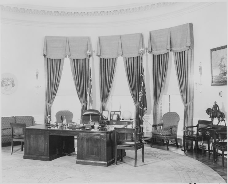 ملف:Photograph of President Truman's desk and other furnishings in the Oval Office of the White House. - NARA - 199460.jpg