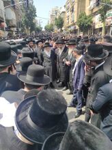 رجال دين حريديون في جنازة كانيفسكي.jpg