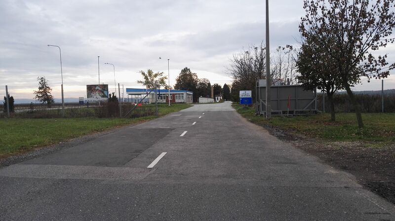 ملف:Duboševica határátkelő Udvarról nézve.jpg