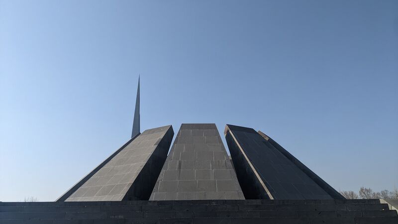 ملف:Հուշարձան Մեծ եղեռնի զոհերին.jpg