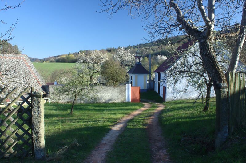 ملف:Bolešín, stavení s kaplí.jpg