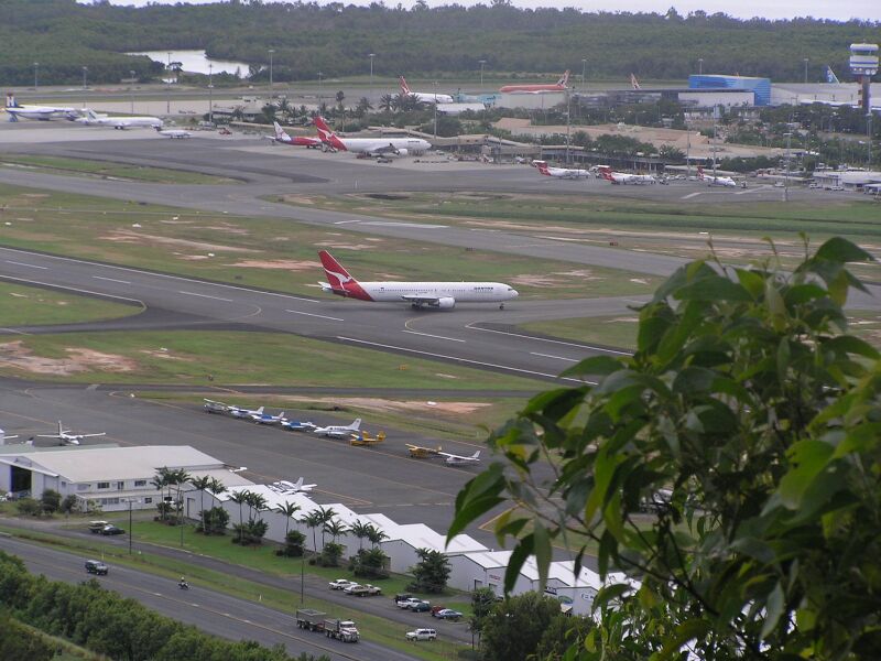 ملف:Cairns Airport.JPG