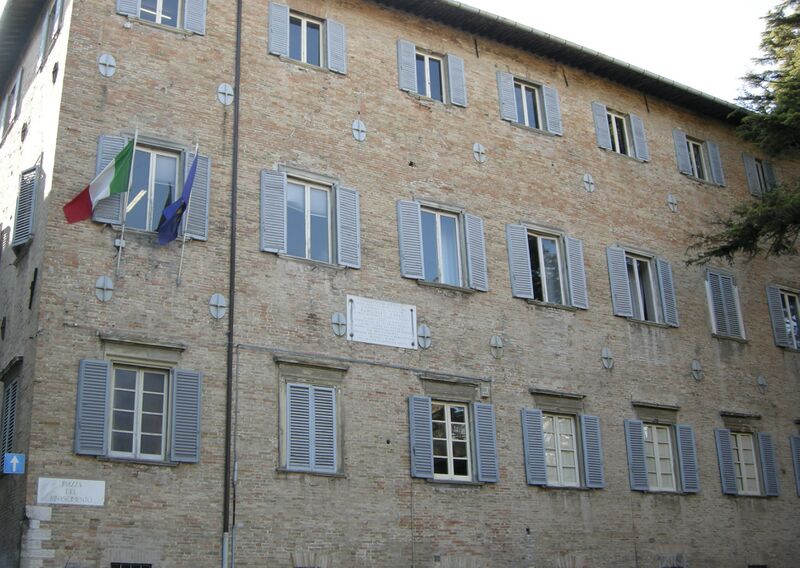ملف:Urbino, piazza rinascimento 3.JPG