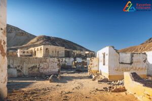 بقايا منازل في قرية أم الحويطات