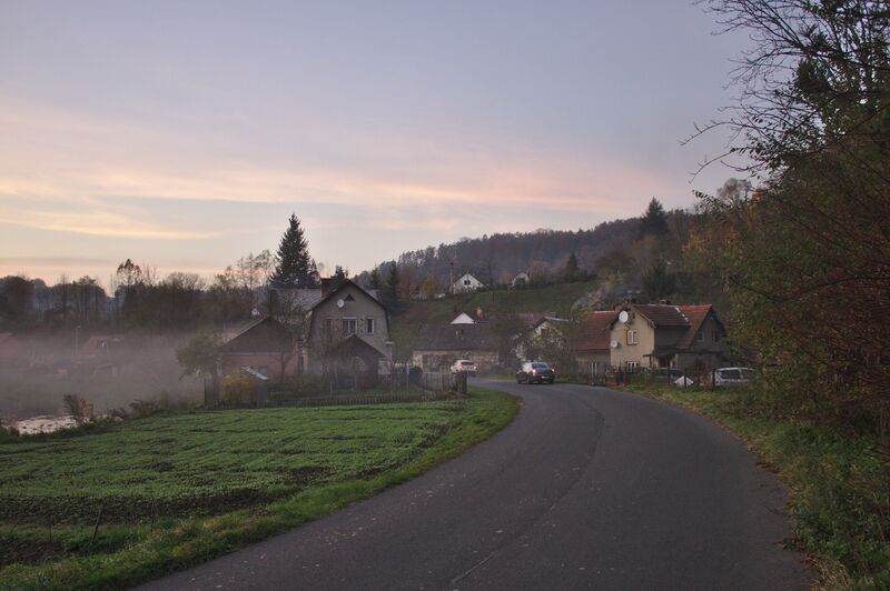 ملف:Hněvkov, začátek obce.jpg