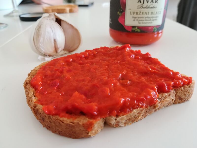 ملف:Ajvar toast.jpg