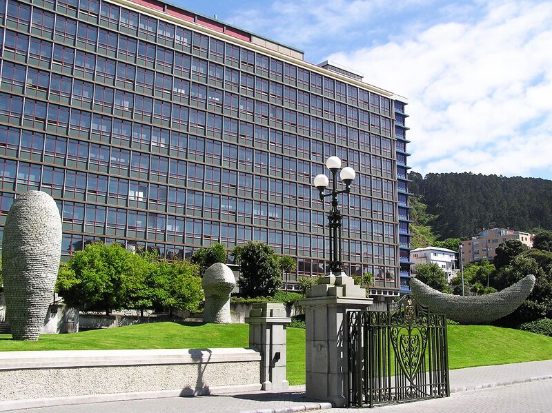 ملف:Beehive Government Building Ground.JPG