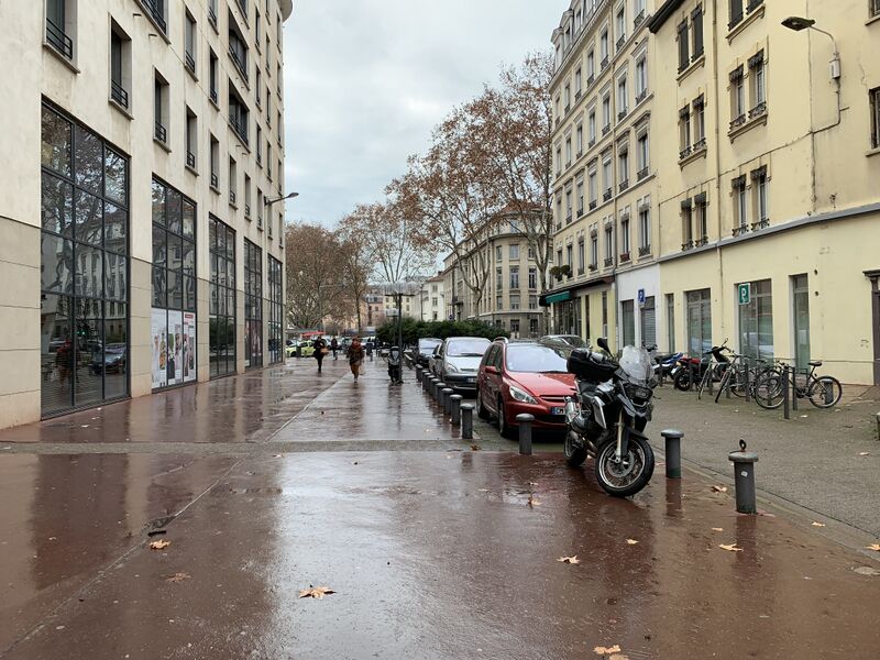 ملف:Rue Moncey - vue.jpg