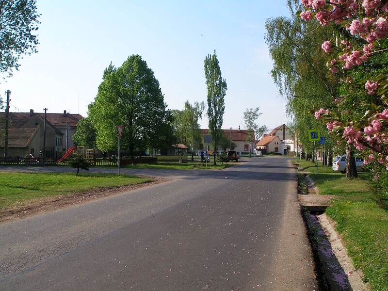 ملف:Spomyšl, náves.JPG