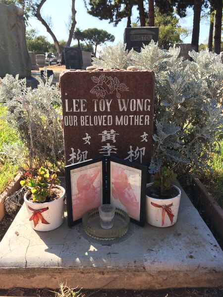 ملف:Anna May Wong Grave.JPG