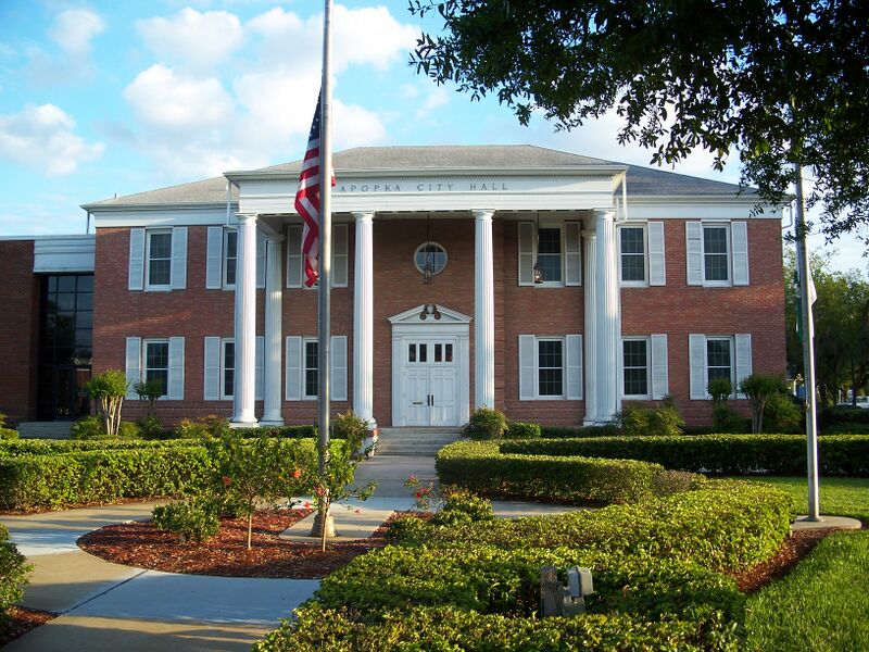 ملف:Apopka City Hall01.jpg