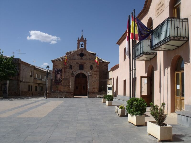 ملف:Cózar ermita y ayto.jpg