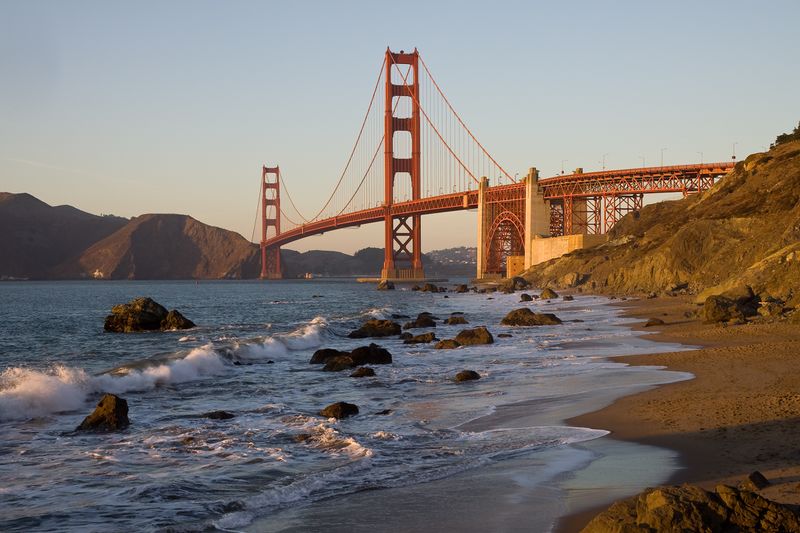ملف:GoldenGateBridge BakerBeach MC.jpg