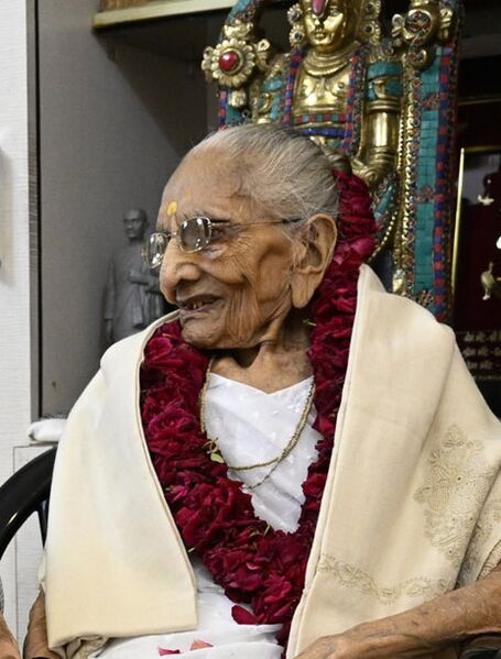 ملف:Heeraben Modi 0001.jpg