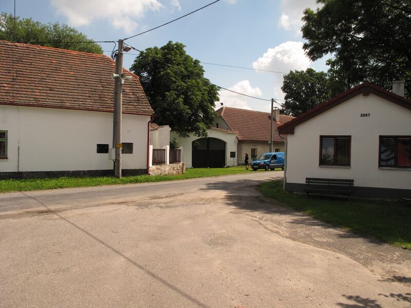 ملف:Věřice, náves.JPG