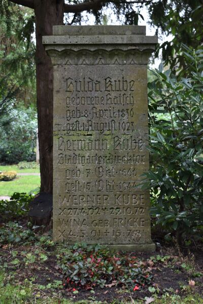 ملف:2022-02-09 Grabmal Hermann Kube.jpg