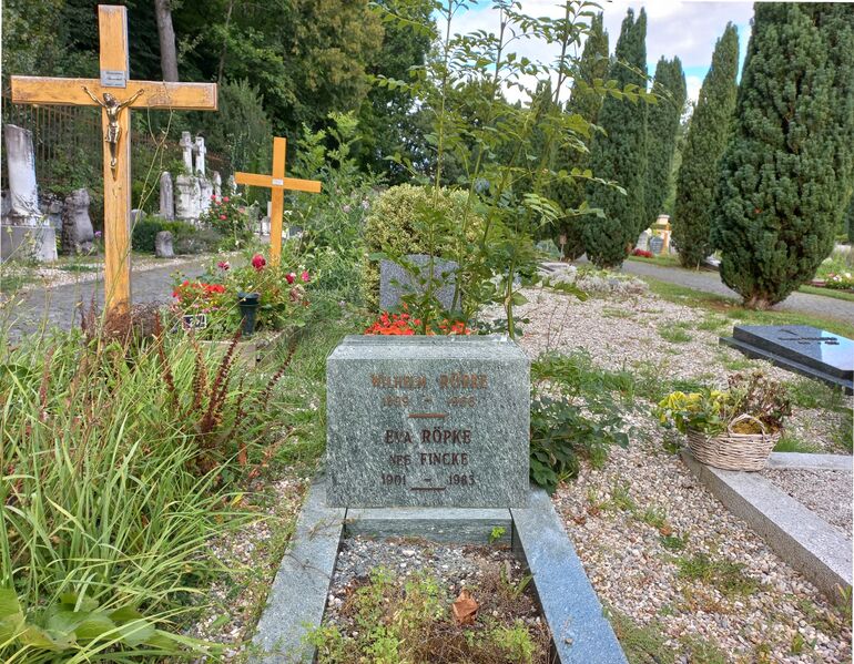ملف:Cologny Grave-Wilhelm-Eva-Roepke RomanDeckert20210816.jpg